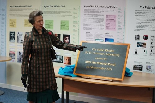HRH the Princess Royal unveils the laboratory plaque.